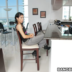 Bella Saint en 'Bangbros' Perfecto para Latina Rampage (Miniatura 1)