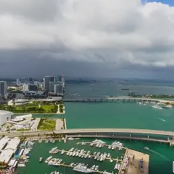 Binky Beaz en 'Bangbros' Binky se folla por dinero falso (Miniatura 1)