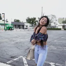 Binky Beaz en 'Bangbros' Binky se folla por dinero falso (Miniatura 46)