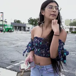 Binky Beaz en 'Bangbros' Binky se folla por dinero falso (Miniatura 69)