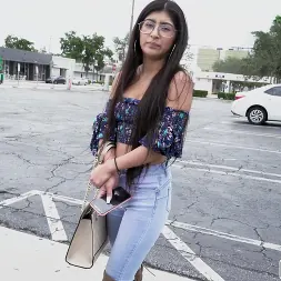 Binky Beaz en 'Bangbros' Binky se folla por dinero falso (Miniatura 92)