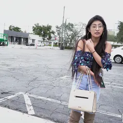 Binky Beaz en 'Bangbros' Binky se folla por dinero falso (Miniatura 115)