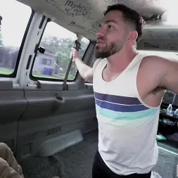 Binky Beaz en 'Bangbros' Binky se folla por dinero falso (Miniatura 184)