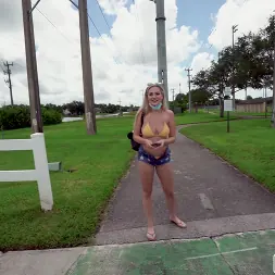 Blake Blossom en 'Bangbros' Una estrella porno en potencia se sube al autobús (Miniatura 21)