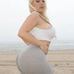 Blondie Fesser en 'Bangbros' Diversión en la playa con Blondie (Miniatura 9)