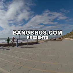 Blondie Fesser en 'Bangbros' Ninfómana con un gran trasero es golpeada en público (Miniatura 1)