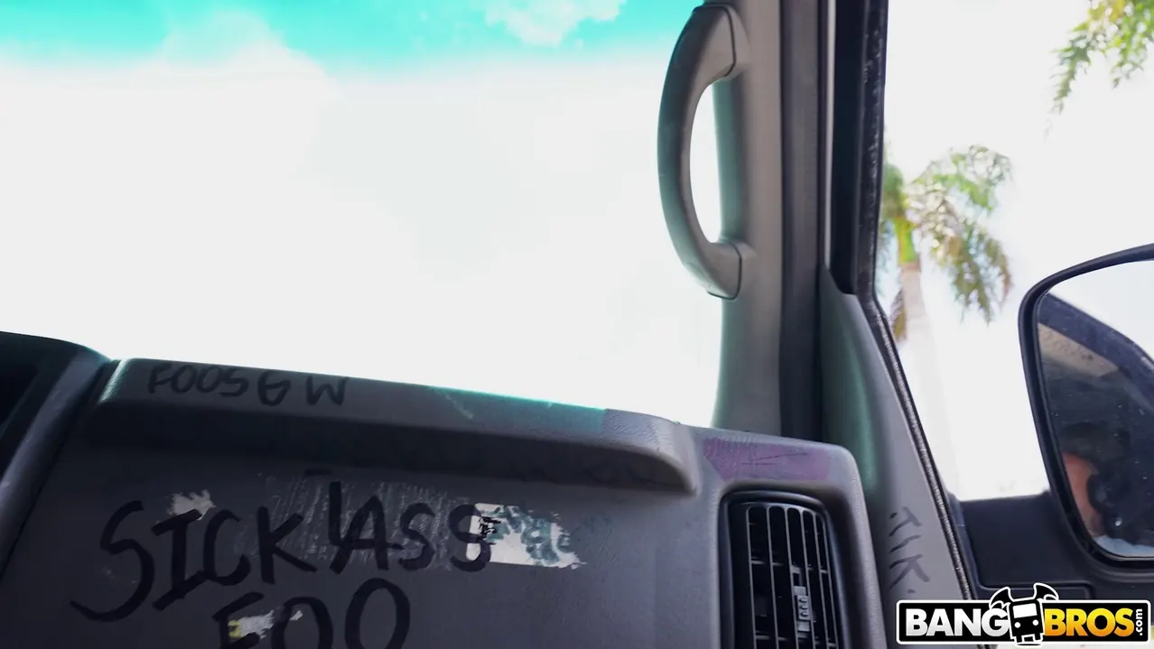 Bangbros 'El escote de Bonnie' protagonizando Bonnie Bun (foto 1)