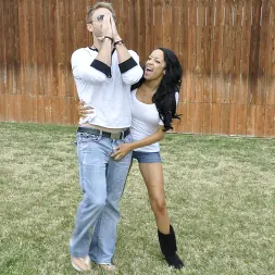 Breanna Sparks en 'Bangbros' A las latinas les encanta follar (Miniatura 323)