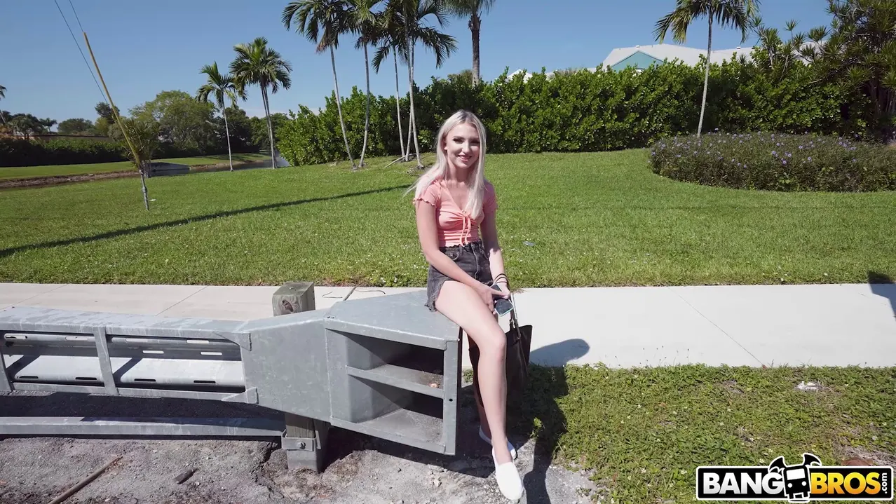 Britt Blair en 'Pequeña azada roja' from 'Bangbros' (foto 900) Bangbros 'Pequeña azada roja' protagonizando Britt Blair (foto 900)