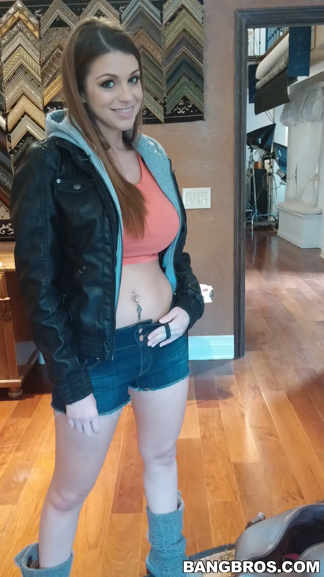 Bangbros '¡Pequeña morena estirada!' protagonizando Brooklyn Chase (foto 1)