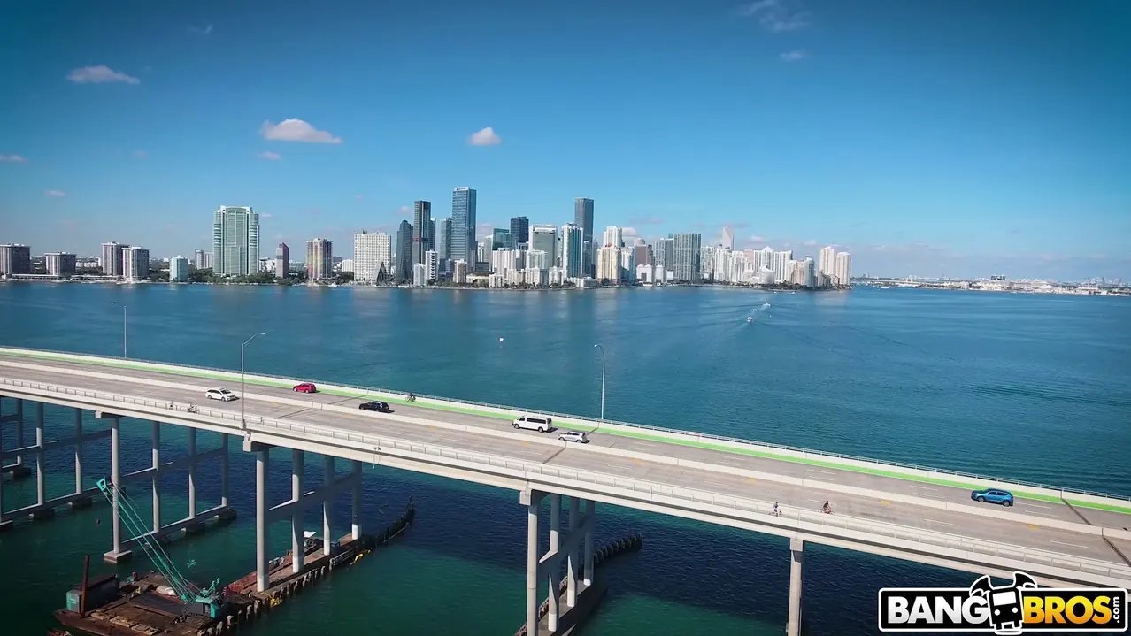 Bangbros 'Necesitaban desnudos' protagonizando Caitlin Bell (foto 1)