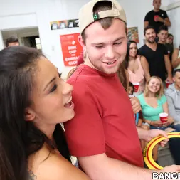 Capri Cavalli en Fiesta sexual en el dormitorio con estrellas porno (foto 310) Capri Cavalli en 'Bangbros' Fiesta sexual en el dormitorio con estrellas porno (Miniatura 310)