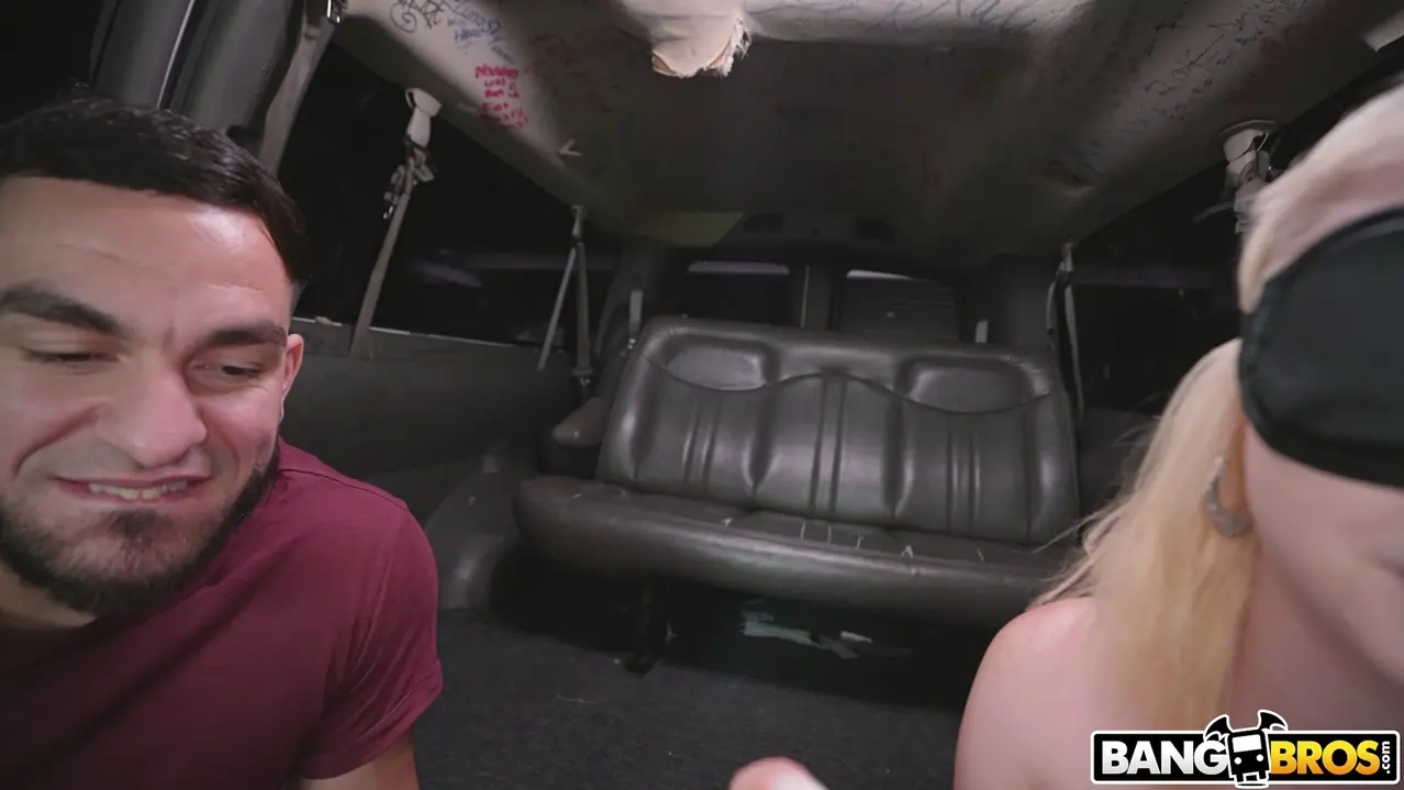 Bangbros 'La furgoneta del dinero' protagonizando Carrie Sage (foto 1200)