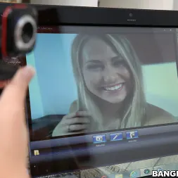 Carter Cruise en 'Bangbros' ¡Aficionado tira de su polla con fuerza! (Miniatura 108)