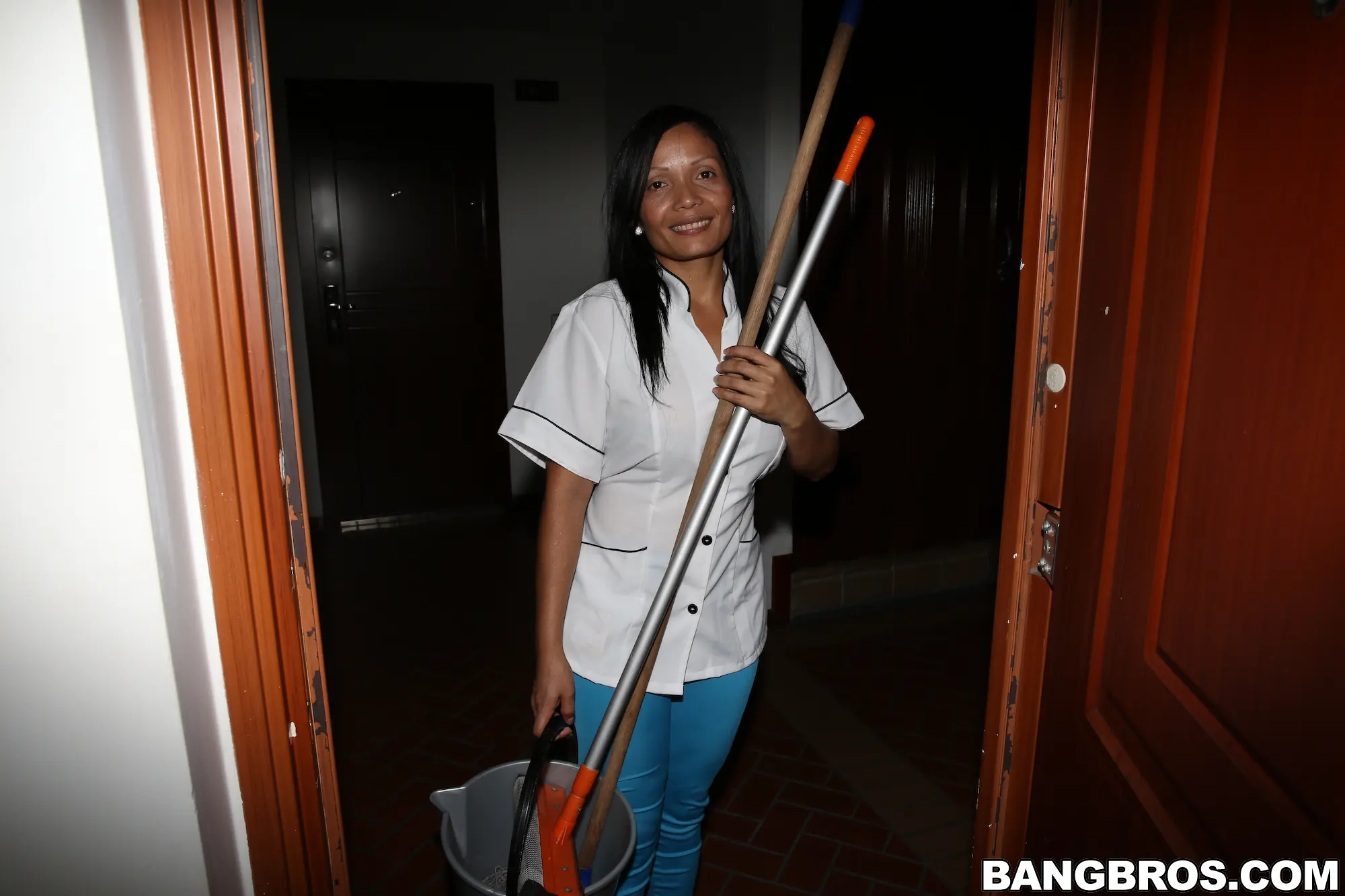 Bangbros 'MILF latina limpia y luego follada' protagonizando Casandra (foto 1)