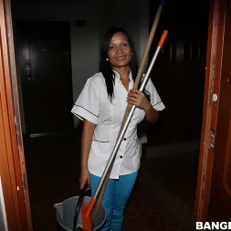 Casandra en MILF latina limpia y luego follada (foto 1) Casandra en 'Bangbros' MILF latina limpia y luego follada (Miniatura 1)