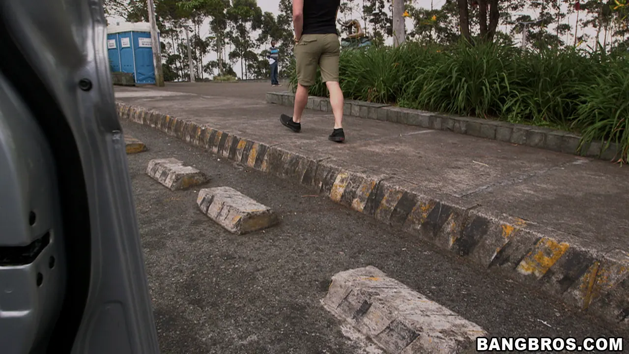 Bangbros '¡El BangBus en Colombia se folla a una milf latina con un gran botín!' protagonizando Casandra (foto 720)