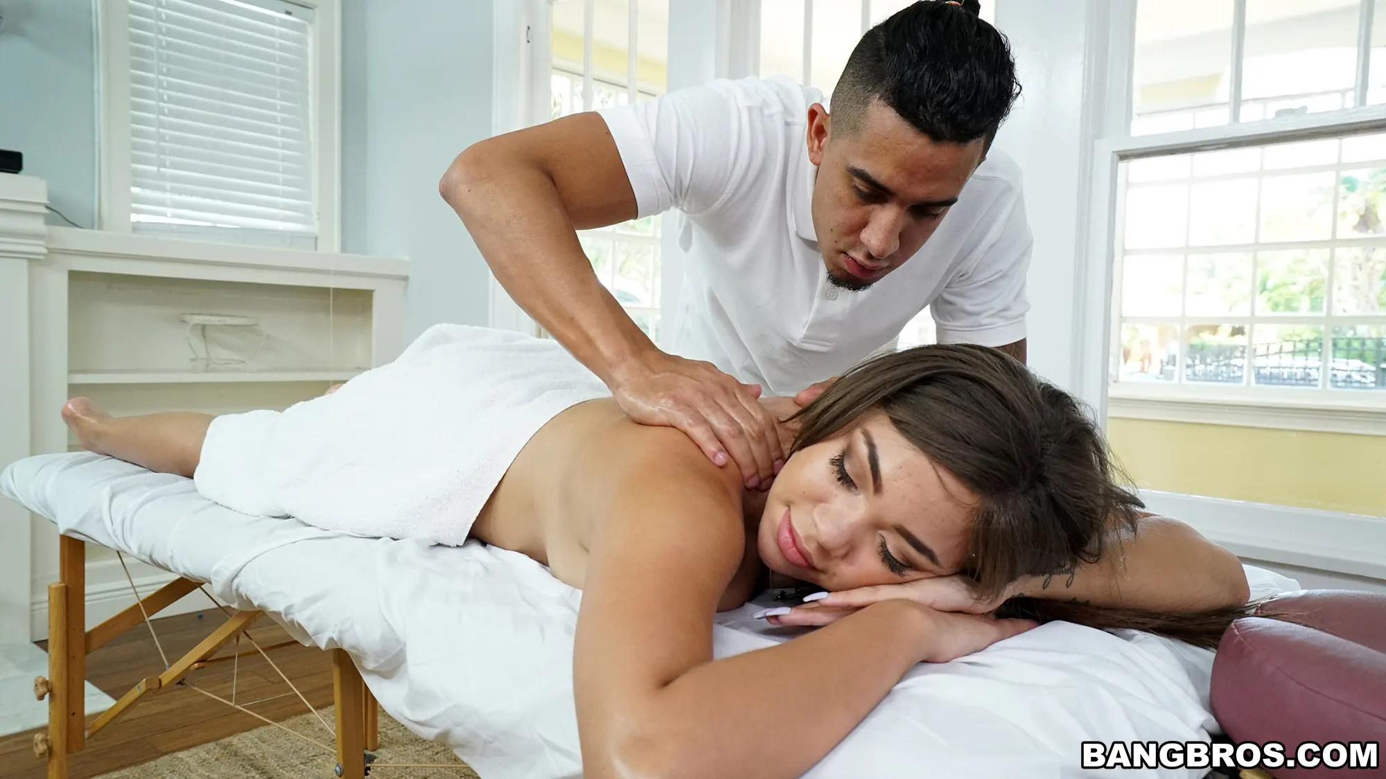 Bangbros 'Masaje de tetas grandes' protagonizando Cassidy Banks (foto 164)