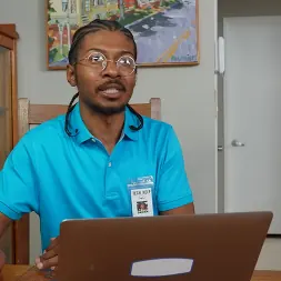 Cassie Lenoir en 'Bangbros' Padre técnico afortunado follando a una actriz porno (Miniatura 124)