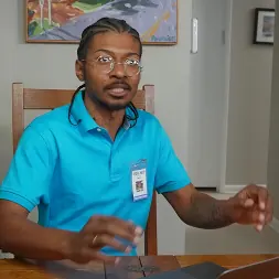 Cassie Lenoir en 'Bangbros' Padre técnico afortunado follando a una actriz porno (Miniatura 310)