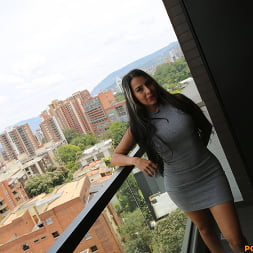 Catalina Diaz en 'Bangbros' Follando a una MILF colombiana (Miniatura 1)