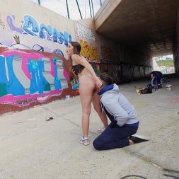 Chloe Lapiedra en 'Bangbros' Pintando la cara de Chloe (Miniatura 200)