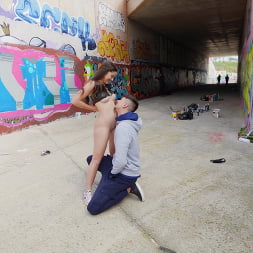 Chloe Lapiedra en 'Bangbros' Pintando la cara de Chloe (Miniatura 240)