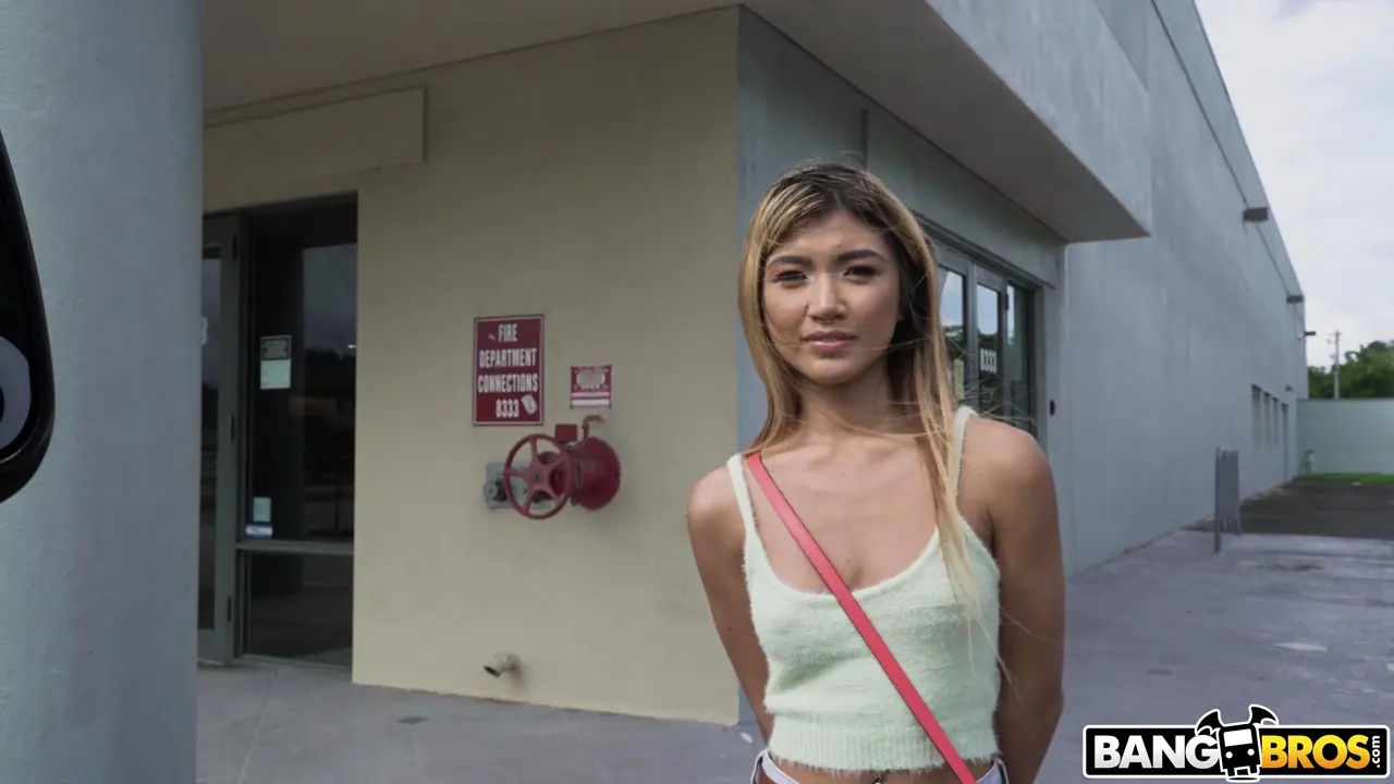 Clara Trinity en 'Clara viaja en autobús' from 'Bangbros' (foto 48) Bangbros 'Clara viaja en autobús' protagonizando Clara Trinity (foto 48)