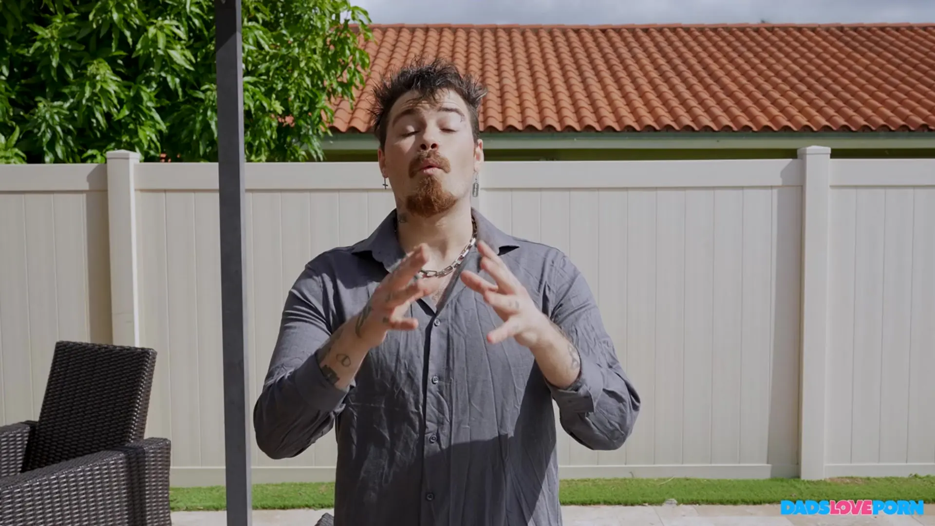 Bangbros 'Papás en el set, parte 1: Competencia de movimientos sexuales' protagonizando Cubbi Thompson (foto 1)