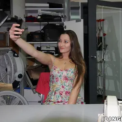 Dani Daniels en 'Bangbros' ¡La hermosa Dani Daniels ama la polla! (Miniatura 25)