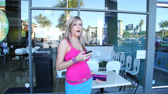 Darcy Tyler en 'Chica de grandes tetas recibe una corrida interna'