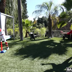 Dee Williams en 'Bangbros' La práctica de béisbol se convierte en un trío salvaje (Miniatura 1)