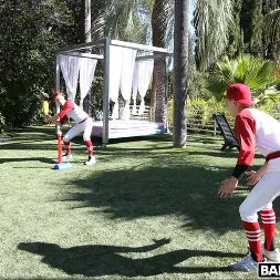 Dee Williams en 'Bangbros' La práctica de béisbol se convierte en un trío salvaje (Miniatura 17)