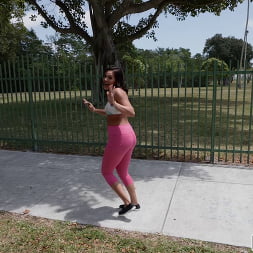 Demi Diveena en 'Bangbros' Explosión divina del autobús (Miniatura 375)