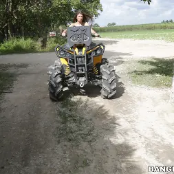 Dillion Carter en 'Bangbros' Un paseo sexy con grandes tetas naturales (Miniatura 99)