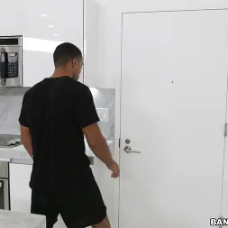 Emily Mena en 'Bangbros' Una criada latina recibe una mirada atenta (Miniatura 1)