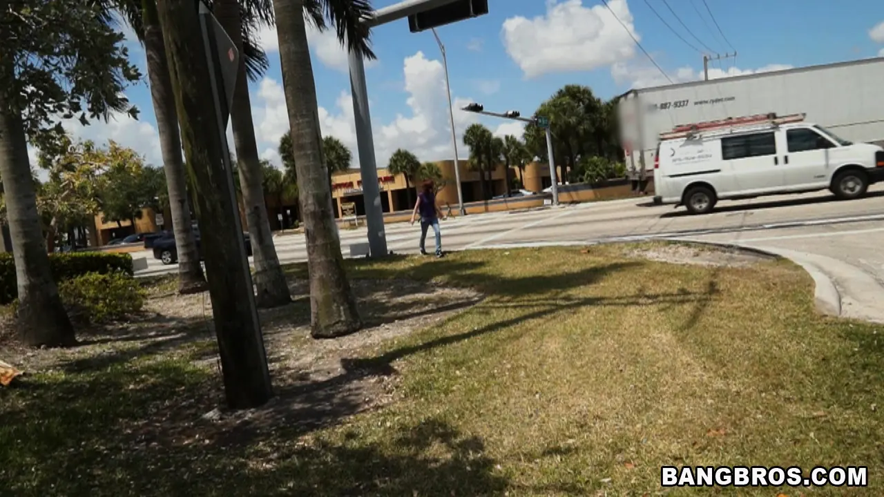 Bangbros 'Chica pelirroja amateur blanca entrega su culo por dinero' protagonizando Emma Evins (foto 33)