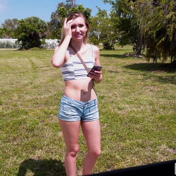 Emma Sirus en 'Bangbros' Joven e inocente en el autobús (Miniatura 75)