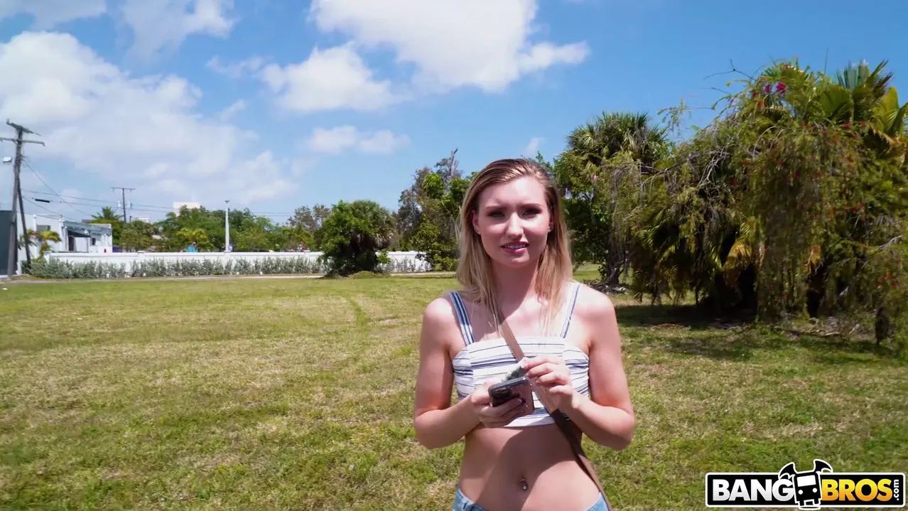 Emma Sirus en 'Joven e inocente en el autobús' from 'Bangbros' (foto 375) Bangbros 'Joven e inocente en el autobús' protagonizando Emma Sirus (foto 375)