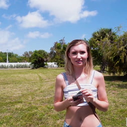 Emma Sirus en 'Bangbros' Joven e inocente en el autobús (Miniatura 375)