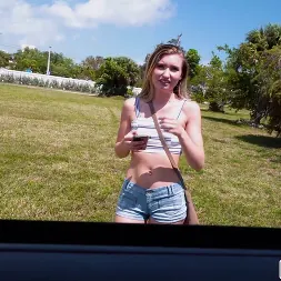 Emma Sirus en 'Bangbros' Joven e inocente en el autobús (Miniatura 825)