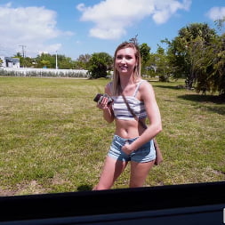 Emma Sirus en 'Bangbros' Joven e inocente en el autobús (Miniatura 975)