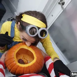 Evelin Stone en Evelyn Stone recibe un regalo (foto 165) Evelin Stone en 'Bangbros' Evelyn Stone recibe un regalo (Miniatura 165)