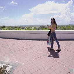 GG Wicked en 'Bangbros' La súper sexy Violet se deja follar en el autobús (Miniatura 1)