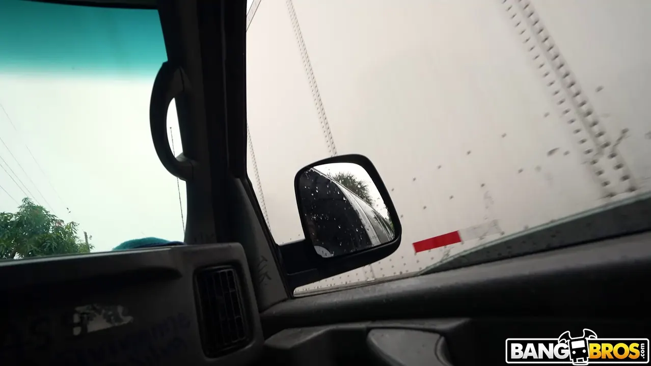 Bangbros 'Chica tetona es follada en el autobús' protagonizando GI Joey (foto 1)