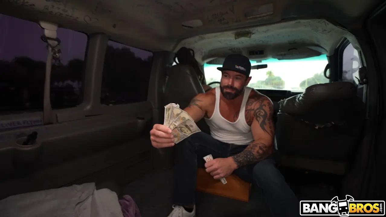 Bangbros 'Chica tetona es follada en el autobús' protagonizando GI Joey (foto 1050)