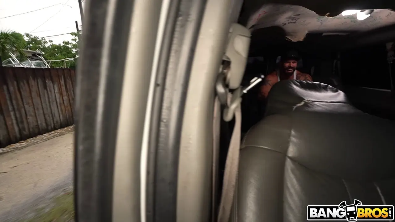 Bangbros 'Chica tetona es follada en el autobús' protagonizando GI Joey (foto 750)