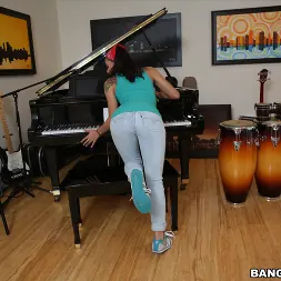 Gina Valentina en 'Bangbros' Sirvienta brasileña chupa y folla (Miniatura 22)