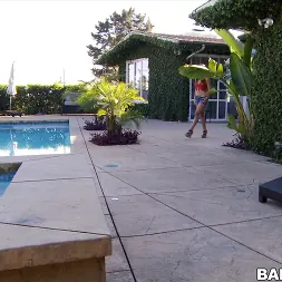 Gracie Glam en 'Bangbros' El trabajo de pies sexy y mágico (Miniatura 1)