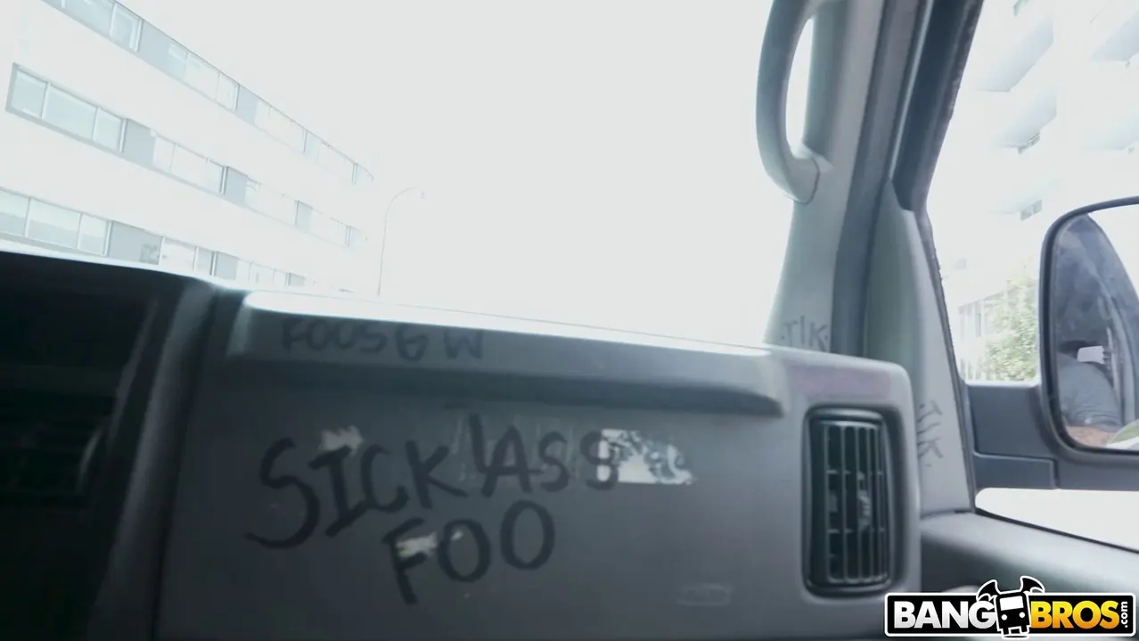 Bangbros 'Chica cachonda salta en el autobús' protagonizando Graycee Baybee (foto 1)